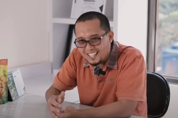 Resign dari Pekerjaan, Kini Sukses Jualan Tahu Bulat dengan Omzet Miliaran: Kisah Inspiratif Adodi Efendi 2 image 158