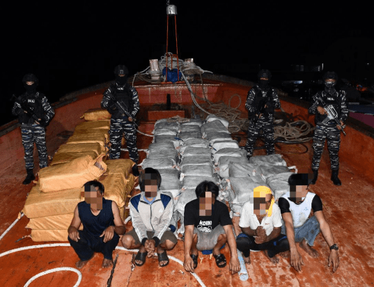 TNI AL Tangkap Kapal Bawa 1,3 Ton Narkoba di Kepri, 65 Karung Ditemukan