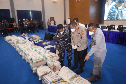 TNI AL Tangkap Kapal Bawa 1,3 Ton Narkoba di Kepri, 65 Karung Ditemukan 2 TNI AL